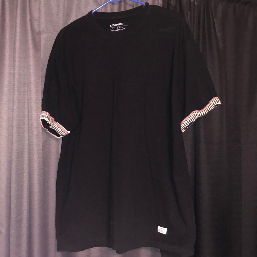 Akomplice tee
